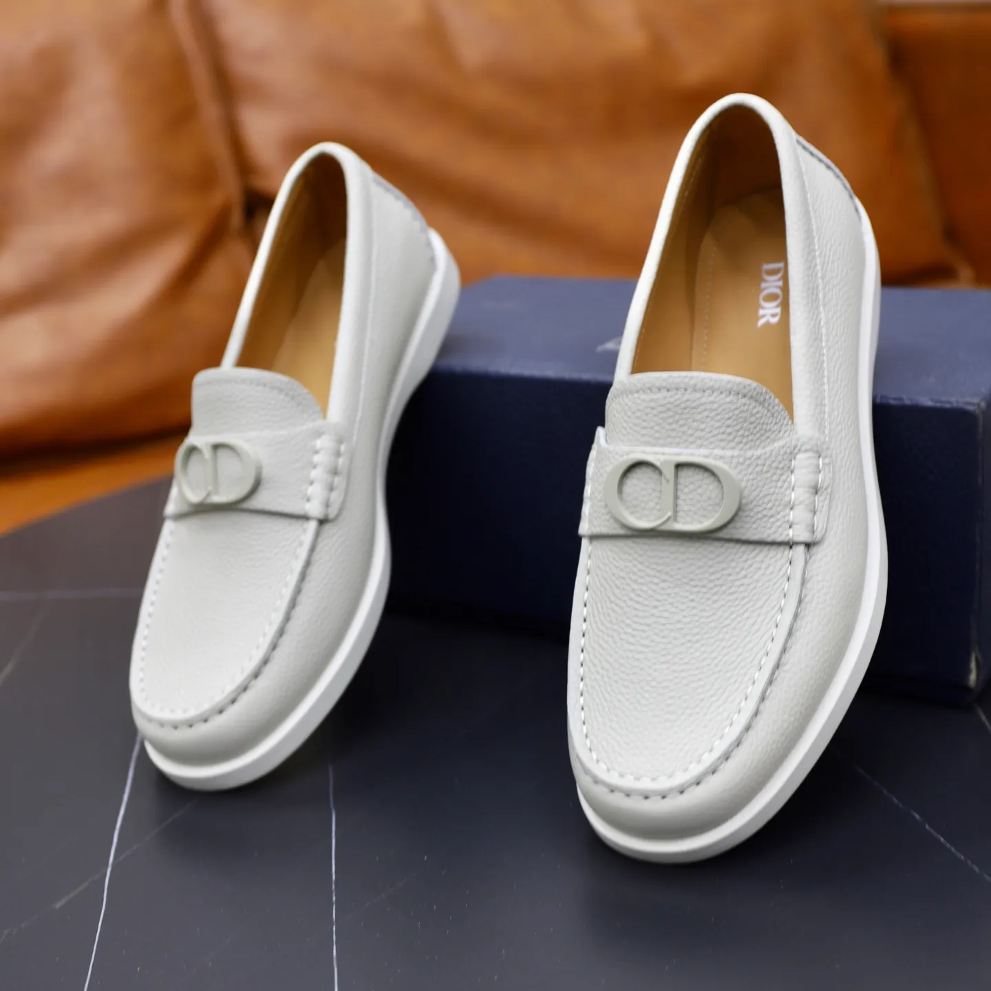 Ex-factory price: 560🙅‍♂️🙅‍♂️🙅‍♂️ Brand: Dior DIOR Standard code: Men's code 38/44 (45 can be customized) Grade: Same as the official website Material: Original cowhide stitching, cowhide lining, original TPU wear-resistant soft outsole Style categories: Leisure and sports version, footwear for driving, young fashion, European and American trends, British style Color: actual picture color